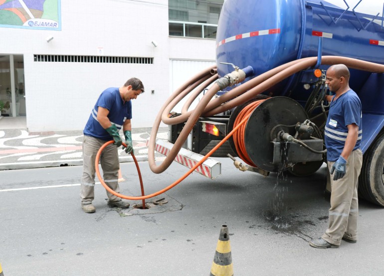 Cerca de 150 ruas já receberam limpeza preventiva da rede coletora de efluentes