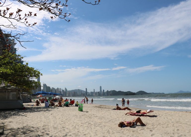 Monitoramento indica balneabilidade positiva nas praias de Balneário Camboriú